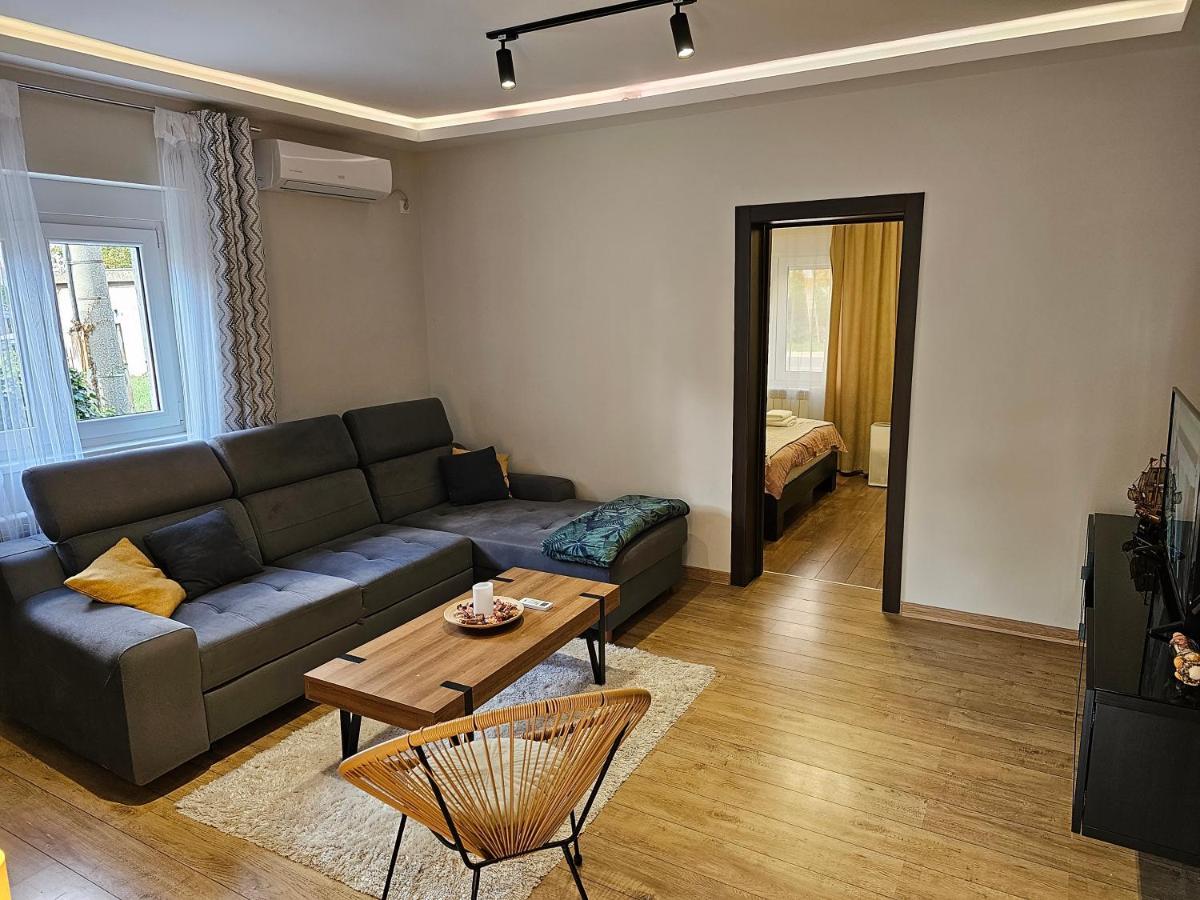 Aerovista Apartment Surčin Екстериор снимка